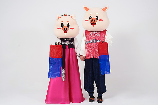 포토 JPG 스튜디오촬영 전신 부부 커플 여자 명절 남자 실내 서기 사람 20대 성인 두명 앞모습 설날 추석 손잡기 한국인 돼지띠 돼지 한복 청사초롱 흰배경 해피뉴이어 돼지캐릭터 동물탈 인형탈 성인만 기해년 국내포토 한국전통 전통 기념일 뷰포인트 동물캐릭터 백그라운드 포유류 관계 모션 동양인 청년 내부 새해인사 흰색 십이지신 전통의상 탈 초롱 파일형식 2019년