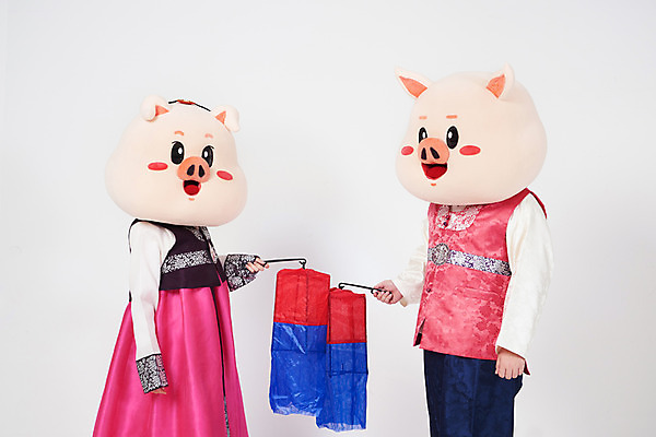 포토 JPG 스튜디오촬영 부부 커플 여자 명절 남자 실내 사람 상반신 20대 성인 두명 옆모습 설날 추석 한국인 돼지띠 돼지 한복 즐거움 청사초롱 흰배경 해피뉴이어 돼지캐릭터 동물탈 인형탈 성인만 기해년 국내포토 한국전통 전통 기념일 감정 뷰포인트 동물캐릭터 백그라운드 포유류 관계 동양인 청년 내부 새해인사 흰색 십이지신 전통의상 탈 초롱 파일형식 2019년