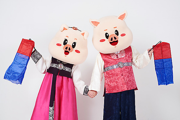 포토 JPG 스튜디오촬영 부부 커플 여자 명절 남자 실내 사람 상반신 20대 성인 두명 앞모습 설날 추석 손잡기 한국인 돼지띠 돼지 한복 즐거움 청사초롱 흰배경 해피뉴이어 돼지캐릭터 동물탈 인형탈 성인만 기해년 국내포토 돼지의해 한국전통 전통 기념일 감정 뷰포인트 동물캐릭터 백그라운드 포유류 관계 모션 동양인 청년 내부 새해인사 흰색 십이지신 전통의상 탈 초롱 파일형식 2019년