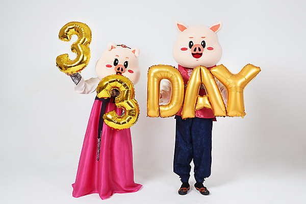 포토 JPG 스튜디오촬영 전신 부부 커플 여자 남자 실내 육류 사람 이벤트 20대 성인 두명 앞모습 한국인 돼지띠 돼지 한복 흰배경 삼겹살 돼지캐릭터 동물탈 삼겹살데이 인형탈 성인만 기해년 국내포토 한국전통 뷰포인트 동물캐릭터 백그라운드 식재료 포유류 관계 데이이벤트 돼지고기 동양인 청년 내부 흰색 십이지신 전통의상 탈 파일형식 2019년