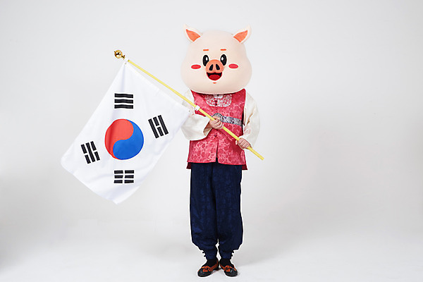 포토 JPG 스튜디오촬영 전신 명절 기념일 남자 실내 한명 사람 20대 성인 앞모습 한국인 돼지띠 돼지 국기 태극기 한복 흰배경 해피뉴이어 돼지캐릭터 애국심 독립운동 동물탈 애국자 인형탈 성인남자한명만 기해년 국내포토 1 한국전통 전통 뷰포인트 동물캐릭터 백그라운드 포유류 동양인 이벤트 청년 내부 새해인사 흰색 십이지신 전통의상 탈 남자한명만 성인남자만 파일형식 2019년