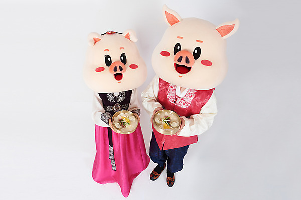 포토 JPG 스튜디오촬영 전신 여자 명절 남자 실내 사람 20대 성인 두명 앞모습 하이앵글 설날 한국인 돼지띠 돼지 한복 흰배경 떡국 해피뉴이어 돼지캐릭터 맛집 동물탈 인형탈 성인만 기해년 국내포토 한국전통 전통 기념일 한식 뷰포인트 동물캐릭터 백그라운드 포유류 동양인 청년 내부 전통음식 새해인사 흰색 십이지신 전통의상 탈 파일형식 2019년