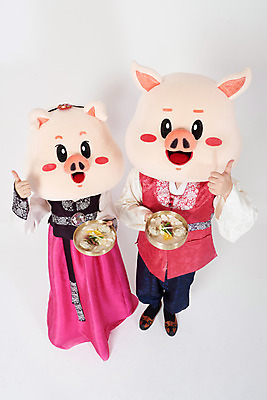 포토 JPG 스튜디오촬영 전신 여자 명절 남자 실내 사람 20대 성인 두명 앞모습 하이앵글 설날 한국인 최고 돼지띠 돼지 한복 흰배경 떡국 해피뉴이어 돼지캐릭터 맛집 동물탈 인형탈 성인만 기해년 국내포토 한국전통 전통 기념일 한식 뷰포인트 동물캐릭터 백그라운드 포유류 동양인 청년 내부 전통음식 새해인사 흰색 십이지신 전통의상 탈 파일형식 2019년