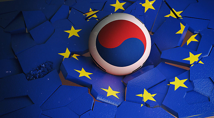 PSD 편집이미지 백그라운드 공 한국 사람없음 파란색 3D소스 3D 국기 태극기 충돌 디지털합성 무역 긴장 깨짐 유럽연합 산산조각 관세 편집3D 감정 산업 아시아 컬러 컨셉 손상 세금 파일형식