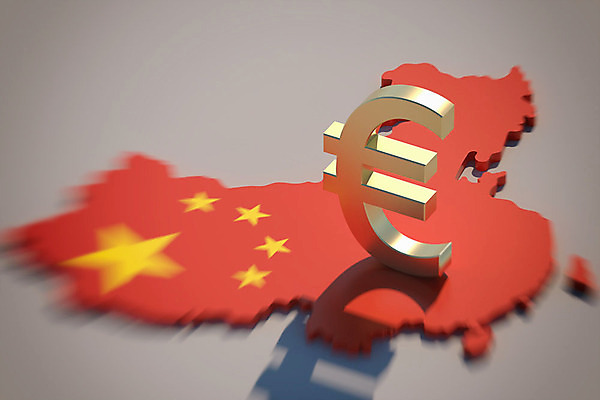 PSD 편집이미지 백그라운드 지도 사람없음 빨간색 3D소스 3D 중국 유로 화폐기호 국기 충돌 오성홍기 디지털합성 무역 긴장 중국지도 관세 편집3D 기호 감정 산업 아시아 컬러 돈 화폐 세금 파일형식