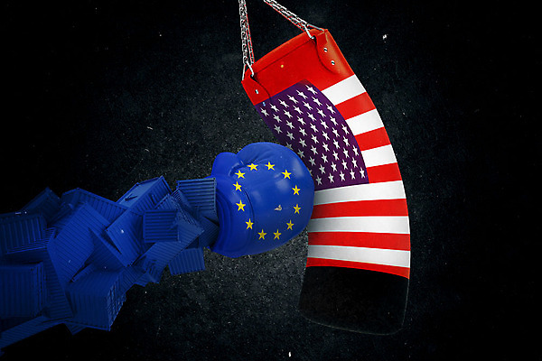 PSD 편집이미지 백그라운드 사람없음 빨간색 파란색 3D소스 3D 권투글러브 펀치 성조기 국기 충돌 디지털합성 무역 긴장 샌드백 유럽연합 관세 편집3D 감정 산업 컬러 모션 글러브 세금 파일형식