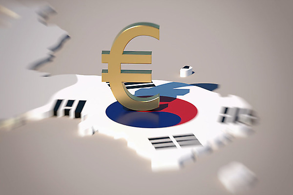 PSD 편집이미지 백그라운드 지도 한국 사람없음 3D소스 3D 유로 흰색 화폐기호 태극기 충돌 디지털합성 무역 긴장 한반도 관세 편집3D 기호 감정 산업 아시아 컬러 돈 국기 화폐 세금 파일형식