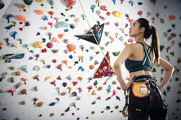 포토 JPG 우먼라이프 응시 여자 밧줄 스포츠 허리손 실내 한명 서기 안전 사람 상반신 20대 성인 뒷모습 레포츠 운동복 운동 헬스장 한국인 도전 익스트림스포츠 준비 초크 체육관 암벽등반 코스 인공암벽등반 클라이밍 성인여자한명만 국내포토 1 라이프스타일 시선 옷 줄 뷰포인트 포즈 모션 레저 건강 동양인 청년 내부 헬스 등산 등반 여자한명만 성인여자만 파일형식