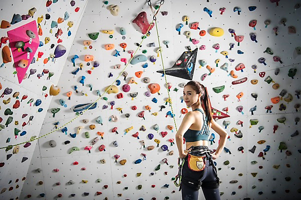 포토 JPG 우먼라이프 응시 여자 밧줄 스포츠 허리손 실내 한명 서기 안전 사람 상반신 20대 성인 뒷모습 레포츠 운동복 운동 헬스장 한국인 뒤돌아보기 익스트림스포츠 준비 체육관 암벽등반 인공암벽등반 클라이밍 성인여자한명만 국내포토 1 라이프스타일 시선 옷 줄 뷰포인트 포즈 모션 레저 건강 동양인 청년 내부 헬스 등산 등반 여자한명만 성인여자만 파일형식