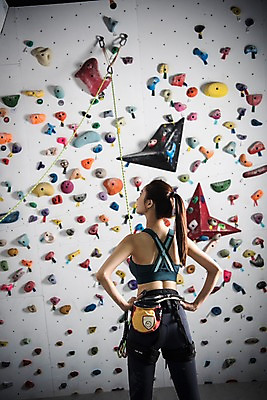 포토 JPG 우먼라이프 응시 여자 밧줄 스포츠 허리손 실내 매달리기 한명 서기 안전 사람 상반신 20대 성인 뒷모습 레포츠 운동복 운동 헬스장 한국인 익스트림스포츠 준비 체육관 암벽등반 인공암벽등반 클라이밍 성인여자한명만 국내포토 1 라이프스타일 시선 옷 줄 뷰포인트 포즈 모션 레저 건강 동양인 청년 내부 헬스 등산 등반 여자한명만 성인여자만 파일형식