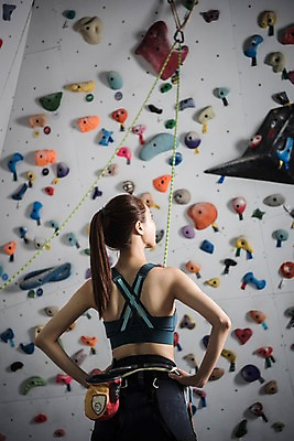 포토 JPG 우먼라이프 응시 여자 밧줄 스포츠 허리손 실내 매달리기 한명 서기 안전 사람 상반신 20대 성인 뒷모습 레포츠 운동복 운동 헬스장 한국인 도전 익스트림스포츠 체육관 암벽등반 인공암벽등반 클라이밍 성인여자한명만 국내포토 1 라이프스타일 시선 옷 줄 뷰포인트 포즈 모션 레저 건강 동양인 청년 내부 헬스 등산 등반 여자한명만 성인여자만 파일형식