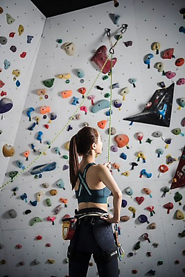 포토 JPG 우먼라이프 응시 여자 밧줄 스포츠 허리손 실내 한명 서기 안전 사람 상반신 20대 성인 뒷모습 레포츠 운동복 운동 헬스장 한국인 도전 잡기 익스트림스포츠 체육관 암벽등반 인공암벽등반 클라이밍 성인여자한명만 국내포토 1 라이프스타일 시선 옷 줄 뷰포인트 포즈 모션 레저 건강 동양인 청년 내부 헬스 등산 등반 여자한명만 성인여자만 파일형식