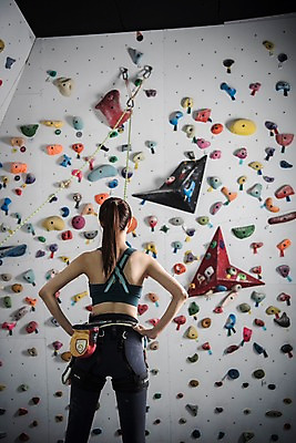 포토 JPG 우먼라이프 응시 여자 밧줄 스포츠 허리손 실내 한명 서기 안전 사람 상반신 20대 성인 뒷모습 레포츠 운동 헬스장 한국인 도전 익스트림스포츠 준비 체육관 암벽등반 코스 인공암벽등반 클라이밍 성인여자한명만 국내포토 1 라이프스타일 시선 줄 뷰포인트 포즈 모션 레저 건강 동양인 청년 내부 헬스 등산 등반 여자한명만 성인여자만 파일형식