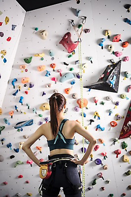 포토 JPG 우먼라이프 응시 여자 밧줄 스포츠 허리손 실내 한명 서기 안전 사람 상반신 20대 성인 뒷모습 레포츠 운동복 운동 헬스장 한국인 도전 익스트림스포츠 준비 체육관 암벽등반 인공암벽등반 클라이밍 성인여자한명만 국내포토 1 라이프스타일 시선 옷 줄 뷰포인트 포즈 모션 레저 건강 동양인 청년 내부 헬스 등산 등반 여자한명만 성인여자만 파일형식