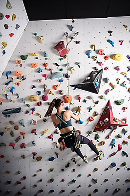 포토 JPG 전신 우먼라이프 여자 밧줄 스포츠 실내 매달리기 한명 안전 사람 20대 성인 뒷모습 레포츠 운동복 운동 헬스장 한국인 도전 잡기 익스트림스포츠 체육관 오르기 암벽등반 안전벨트 인공암벽등반 최선 클라이밍 성인여자한명만 국내포토 1 라이프스타일 옷 줄 뷰포인트 모션 레저 건강 동양인 청년 내부 헬스 등산 등반 여자한명만 성인여자만 파일형식