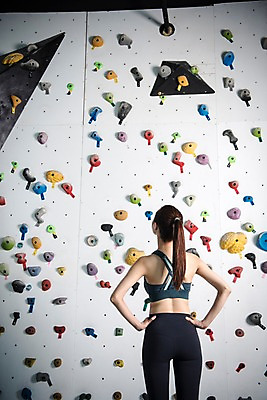 포토 JPG 우먼라이프 응시 여자 스포츠 허리손 실내 한명 서기 안전 사람 상반신 20대 성인 뒷모습 레포츠 운동복 운동 헬스장 한국인 익스트림스포츠 체육관 암벽등반 코스 인공암벽등반 클라이밍 성인여자한명만 국내포토 1 라이프스타일 시선 옷 뷰포인트 포즈 모션 레저 건강 동양인 청년 내부 헬스 등산 등반 여자한명만 성인여자만 파일형식