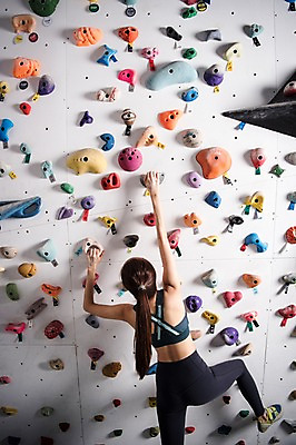 포토 JPG 전신 우먼라이프 여자 스포츠 실내 매달리기 한명 안전 사람 20대 성인 뒷모습 레포츠 운동복 운동 헬스장 한국인 도전 잡기 익스트림스포츠 체육관 오르기 암벽등반 인공암벽등반 최선 클라이밍 성인여자한명만 국내포토 1 라이프스타일 옷 뷰포인트 모션 레저 건강 동양인 청년 내부 헬스 등산 등반 여자한명만 성인여자만 파일형식