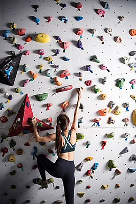 포토 JPG 전신 우먼라이프 여자 스포츠 실내 한명 안전 사람 20대 성인 뒷모습 레포츠 운동복 운동 헬스장 한국인 도전 잡기 익스트림스포츠 체육관 오르기 암벽등반 인공암벽등반 최선 클라이밍 성인여자한명만 국내포토 1 라이프스타일 옷 뷰포인트 모션 레저 건강 동양인 청년 내부 헬스 등산 등반 여자한명만 성인여자만 파일형식