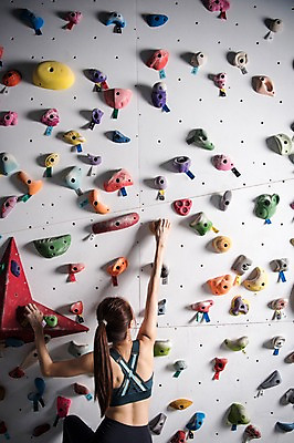 포토 JPG 우먼라이프 여자 스포츠 실내 매달리기 한명 안전 사람 상반신 20대 성인 뒷모습 레포츠 운동복 운동 헬스장 한국인 도전 잡기 익스트림스포츠 체육관 오르기 암벽등반 인공암벽등반 최선 클라이밍 성인여자한명만 국내포토 1 라이프스타일 옷 뷰포인트 모션 레저 건강 동양인 청년 내부 헬스 등산 등반 여자한명만 성인여자만 파일형식