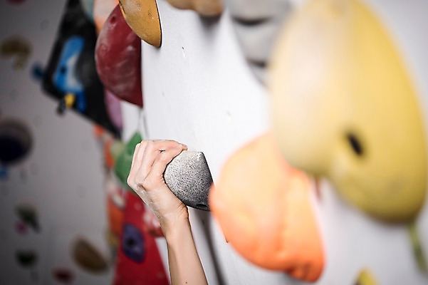 포토 1 라이프스타일 스포츠 뷰포인트 모션 레저 건강 사람 동양인 청년 내부 신체부위 헬스 등산 등반 암벽등반 여자한명만 성인여자만 파일형식 도전 최선 초크 잡기 근접촬영 손 JPG 한국인 20대 클라이밍 실내 성인여자한명만 성인 한명 여자 인공암벽등반 운동 안전 헬스장 체육관 익스트림스포츠 레포츠 우먼라이프 국내포토