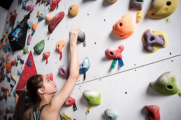 포토 JPG 우먼라이프 응시 여자 스포츠 실내 매달리기 한명 안전 사람 상반신 20대 성인 뒷모습 레포츠 운동 헬스장 한국인 도전 잡기 익스트림스포츠 체육관 오르기 암벽등반 인공암벽등반 최선 클라이밍 성인여자한명만 국내포토 1 라이프스타일 시선 뷰포인트 모션 레저 건강 동양인 청년 내부 헬스 등산 등반 여자한명만 성인여자만 파일형식