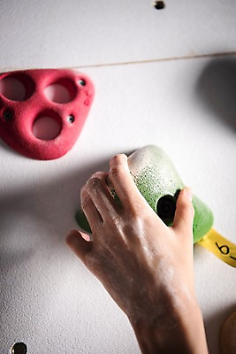 포토 JPG 우먼라이프 손 여자 스포츠 실내 한명 안전 사람 근접촬영 20대 성인 신체부위 레포츠 운동 헬스장 한국인 도전 잡기 익스트림스포츠 초크 체육관 암벽등반 인공암벽등반 최선 클라이밍 성인여자한명만 국내포토 1 라이프스타일 뷰포인트 모션 레저 건강 동양인 청년 내부 헬스 등산 등반 여자한명만 성인여자만 파일형식