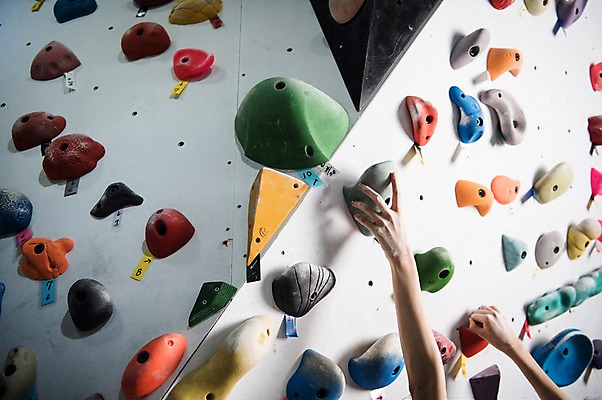 포토 1 라이프스타일 손 스포츠 모션 레저 건강 사람 동양인 청년 내부 헬스 등산 등반 암벽등반 여자한명만 성인여자만 파일형식 도전 최선 잡기 신체부위 양손 JPG 한국인 20대 클라이밍 실내 성인여자한명만 성인 한명 여자 인공암벽등반 운동 안전 헬스장 체육관 익스트림스포츠 레포츠 우먼라이프 국내포토