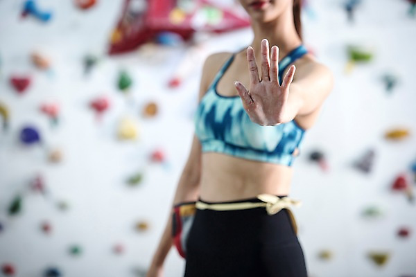 포토 JPG 우먼라이프 손 여자 스포츠 실내 한명 서기 안전 사람 상반신 20대 성인 앞모습 레포츠 운동복 운동 헬스장 한국인 익스트림스포츠 손내밀기 준비 초크 체육관 바르기 암벽등반 인공암벽등반 클라이밍 성인여자한명만 국내포토 1 라이프스타일 옷 뷰포인트 모션 레저 건강 동양인 손짓 청년 내부 신체부위 헬스 등산 등반 여자한명만 성인여자만 파일형식