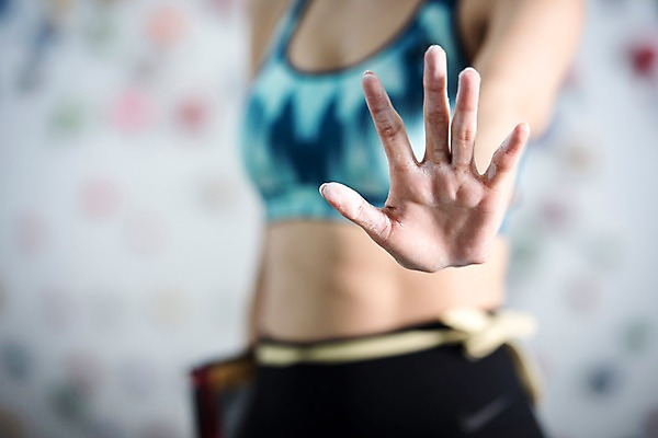 포토 JPG 우먼라이프 손 여자 스포츠 실내 한명 서기 안전 사람 근접촬영 상반신 20대 성인 앞모습 신체부위 레포츠 운동복 운동 헬스장 한국인 익스트림스포츠 준비 초크 체육관 바르기 암벽등반 인공암벽등반 클라이밍 성인여자한명만 국내포토 1 라이프스타일 옷 뷰포인트 모션 레저 건강 동양인 청년 내부 헬스 등산 등반 여자한명만 성인여자만 파일형식