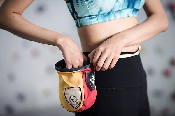 포토 JPG 우먼라이프 여자 스포츠 실내 한명 서기 안전 사람 근접촬영 상반신 20대 성인 옆모습 레포츠 운동복 운동 헬스장 한국인 양손 익스트림스포츠 준비 초크 체육관 바르기 암벽등반 인공암벽등반 클라이밍 성인여자한명만 국내포토 1 라이프스타일 손 옷 뷰포인트 모션 레저 건강 동양인 청년 내부 헬스 등산 등반 여자한명만 성인여자만 파일형식