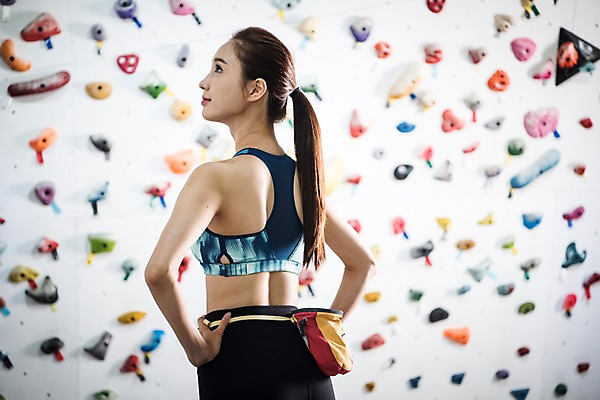 포토 JPG 우먼라이프 응시 여자 스포츠 허리손 실내 한명 서기 안전 사람 상반신 20대 성인 뒷모습 레포츠 운동 헬스장 한국인 익스트림스포츠 체육관 암벽등반 코스 인공암벽등반 클라이밍 성인여자한명만 국내포토 1 라이프스타일 시선 뷰포인트 포즈 모션 레저 건강 동양인 청년 내부 헬스 등산 등반 여자한명만 성인여자만 파일형식