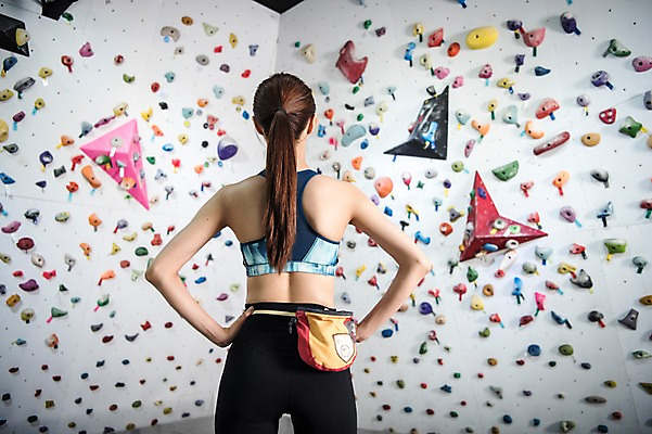 포토 JPG 우먼라이프 응시 여자 스포츠 허리손 실내 한명 서기 안전 사람 상반신 20대 성인 뒷모습 레포츠 운동복 운동 헬스장 한국인 익스트림스포츠 체육관 암벽등반 코스 인공암벽등반 클라이밍 성인여자한명만 국내포토 1 라이프스타일 시선 옷 뷰포인트 포즈 모션 레저 건강 동양인 청년 내부 헬스 등산 등반 여자한명만 성인여자만 파일형식