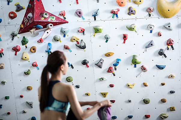 포토 JPG 우먼라이프 응시 여자 스포츠 실내 한명 서기 안전 사람 상반신 20대 성인 뒷모습 레포츠 운동복 운동 헬스장 한국인 익스트림스포츠 준비 초크 체육관 바르기 암벽등반 인공암벽등반 클라이밍 성인여자한명만 국내포토 1 라이프스타일 시선 옷 뷰포인트 모션 레저 건강 동양인 청년 내부 헬스 등산 등반 여자한명만 성인여자만 파일형식