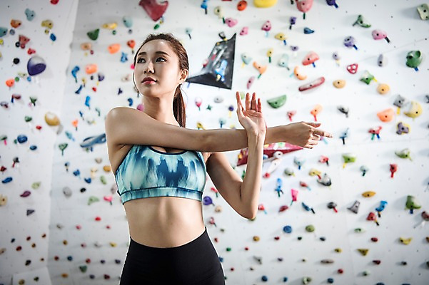 포토 JPG 우먼라이프 응시 여자 스포츠 실내 한명 서기 안전 사람 상반신 20대 성인 앞모습 레포츠 운동복 운동 스트레칭 헬스장 한국인 익스트림스포츠 준비 체육관 암벽등반 인공암벽등반 클라이밍 성인여자한명만 국내포토 1 라이프스타일 시선 옷 뷰포인트 모션 레저 건강 동양인 청년 내부 헬스 등산 등반 여자한명만 성인여자만 파일형식