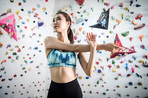 포토 JPG 우먼라이프 응시 여자 스포츠 실내 한명 서기 안전 사람 상반신 20대 성인 앞모습 레포츠 운동복 운동 스트레칭 헬스장 한국인 익스트림스포츠 준비 체육관 암벽등반 인공암벽등반 클라이밍 성인여자한명만 국내포토 1 라이프스타일 시선 옷 뷰포인트 모션 레저 건강 동양인 청년 내부 헬스 등산 등반 여자한명만 성인여자만 파일형식