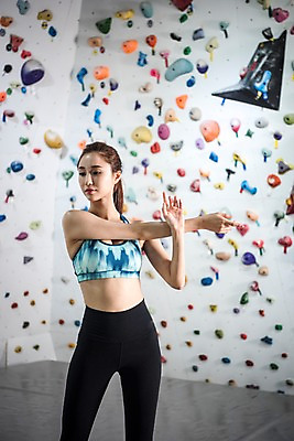 포토 JPG 우먼라이프 응시 여자 스포츠 실내 한명 서기 안전 사람 상반신 20대 성인 앞모습 레포츠 운동복 운동 스트레칭 헬스장 한국인 익스트림스포츠 준비 체육관 암벽등반 인공암벽등반 클라이밍 성인여자한명만 국내포토 1 라이프스타일 시선 옷 뷰포인트 모션 레저 건강 동양인 청년 내부 헬스 등산 등반 여자한명만 성인여자만 파일형식