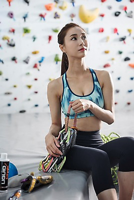 포토 JPG 우먼라이프 응시 여자 스포츠 실내 한명 안전 사람 앉기 상반신 20대 성인 앞모습 레포츠 운동복 운동 헬스장 장비 한국인 안전장비 익스트림스포츠 체크표시 확인 준비 체육관 암벽등반 로프고리 인공암벽등반 클라이밍 성인여자한명만 국내포토 1 라이프스타일 시선 옷 뷰포인트 모션 레저 건강 동양인 청년 내부 헬스 등산 등반 여자한명만 성인여자만 파일형식