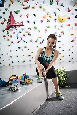 포토 JPG 전신 우먼라이프 응시 여자 밧줄 스포츠 실내 한명 안전 사람 앉기 20대 성인 앞모습 레포츠 운동복 운동 헬스장 장비 한국인 익스트림스포츠 준비 체육관 암벽등반 로프고리 신발신기 인공암벽등반 클라이밍 성인여자한명만 국내포토 1 라이프스타일 시선 옷 줄 뷰포인트 모션 레저 건강 동양인 청년 내부 헬스 등산 등반 여자한명만 성인여자만 파일형식