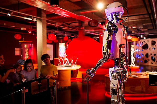 포토 JPG 서양인 외국인 응시 여자 어린이교육 교육 남자 초등학생 어린이 과학 새로움 실내 사람 여러명 상반신 앞모습 옆모습 10대 친구 모니터 놀람 전시 운전 과학기술 체험학습 체험 로봇 즐거움 호기심 박물관 체코 놀이체험 어린이만 4차산업 국내포토 학생 시선 감정 유럽 산업 뷰포인트 다수 컨셉 관계 모션 청소년 기술 표정 인종 내부 컴퓨터 파일형식