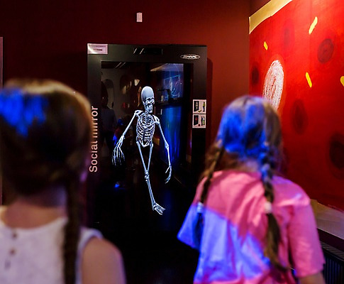 포토 JPG 서양인 외국인 여자 어린이교육 교육 초등학생 어린이 포즈 신체 장난 투시 모션 뼈 해골 실내 사람 상반신 두명 뒷모습 10대 친구 카메라 스크린 어둠 체험학습 체험 박물관 체코 놀이체험 소녀만 국내포토 학생 유럽 뷰포인트 컨셉 관계 청소년 인종 내부 전자제품 여자만 어린이만 파일형식