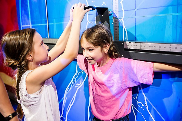 포토 JPG 서양인 외국인 응시 여자 어린이교육 교육 초등학생 어린이 팔벌리기 실내 사람 상반신 두명 앞모습 옆모습 10대 친구 성장 체험학습 체험 즐거움 측정 검사 박물관 키 체코 키재기 신체검사 놀이체험 소녀만 국내포토 학생 시선 감정 유럽 뷰포인트 컨셉 의학 관계 모션 청소년 인종 내부 여자만 어린이만 파일형식