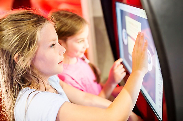 포토 JPG 서양인 외국인 응시 여자 어린이교육 교육 초등학생 어린이 장난 실내 사람 상반신 두명 옆모습 10대 친구 스크린 모니터 터치 게임 체험학습 체험 즐거움 박물관 체코 놀이체험 소녀만 국내포토 학생 시선 감정 유럽 뷰포인트 컨셉 관계 청소년 놀이 인종 내부 컴퓨터 여자만 어린이만 파일형식