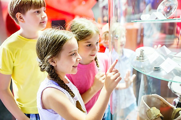 포토 JPG 서양인 외국인 응시 여자 어린이교육 교육 남자 초등학생 어린이 실내 미소 사람 여러명 상반신 옆모습 10대 놀람 전시 가리킴 체험학습 체험 즐거움 호기심 박물관 체코 유리관 놀이체험 전시품 어린이만 국내포토 학생 시선 감정 유럽 뷰포인트 다수 컨셉 청소년 표정 실험기구 인종 손짓 내부 파일형식