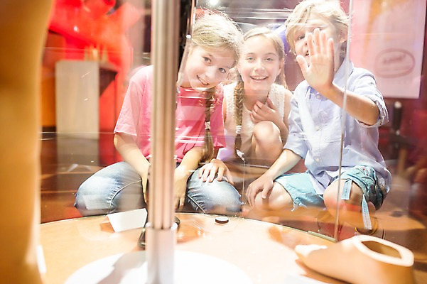 포토 JPG 전신 서양인 외국인 응시 여자 어린이교육 교육 남자 초등학생 어린이 실내 미소 사람 앉기 앞모습 10대 세명 놀람 전시 체험학습 체험 즐거움 호기심 박물관 체코 유리관 웅크림 놀이체험 전시품 어린이만 국내포토 학생 시선 감정 유럽 뷰포인트 컨셉 모션 청소년 표정 실험기구 인종 내부 파일형식