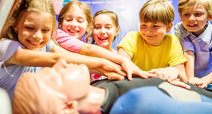 포토 JPG 서양인 외국인 여자 어린이교육 교육 남자 초등학생 어린이 인체모형 실내 미소 사람 여러명 상반신 앞모습 10대 친구 체험학습 체험 누름 연습 즐거움 호기심 박물관 체코 놀이체험 심폐소생술 위급상황 어린이만 국내포토 학생 감정 유럽 뷰포인트 다수 컨셉 관계 모션 청소년 표정 인종 내부 모형 위급 파일형식