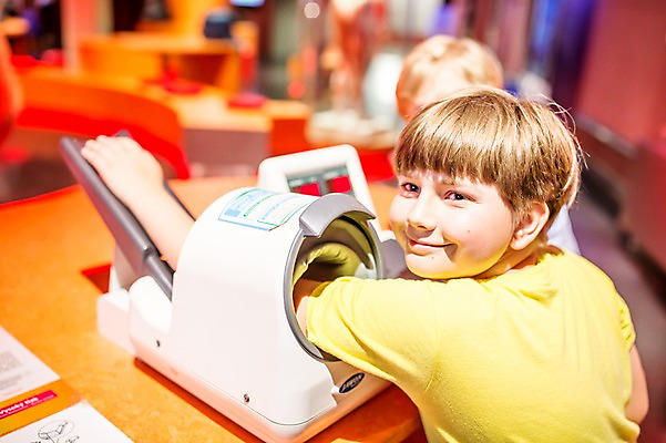 포토 JPG 서양인 외국인 응시 어린이교육 교육 남자 초등학생 어린이 과학 의학 실내 한명 미소 사람 상반신 옆모습 10대 체험학습 체험 측정 박물관 체코 혈압계 놀이체험 혈압 혈압측정 소년한명만 국내포토 1 학생 시선 유럽 뷰포인트 컨셉 의료기기 청소년 표정 인종 내부 남자한명만 소년만 파일형식