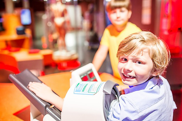 포토 JPG 서양인 외국인 응시 어린이교육 교육 남자 초등학생 어린이 실내 미소 사람 상반신 두명 앞모습 옆모습 아웃포커스 10대 친구 체험학습 체험 즐거움 박물관 체코 혈압계 놀이체험 혈압 혈압측정 소년만 국내포토 학생 시선 감정 유럽 뷰포인트 컨셉 의학 관계 의료기기 청소년 촬영기법 표정 인종 내부 측정 남자만 어린이만 파일형식