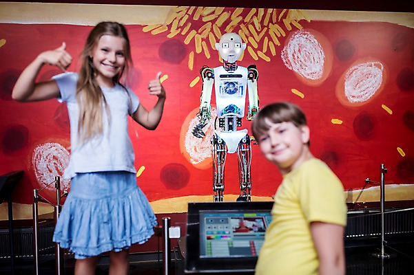 포토 JPG 서양인 외국인 여자 어린이교육 교육 남자 초등학생 어린이 놀이 실내 서기 사람 상반신 두명 앞모습 옆모습 아웃포커스 10대 친구 모니터 체험학습 체험 로봇 즐거움 박물관 체코 놀이체험 어린이만 4차산업 국내포토 학생 감정 유럽 산업 뷰포인트 컨셉 관계 모션 청소년 촬영기법 인종 내부 컴퓨터 파일형식