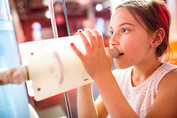 포토 JPG 서양인 외국인 응시 여자 어린이교육 교육 초등학생 어린이 실내 한명 사람 상반신 옆모습 10대 체험학습 체험 호흡 집중 검사_조사 박물관 체코 산소 놀이체험 소녀한명만 국내포토 1 학생 시선 유럽 뷰포인트 컨셉 청소년 인종 내부 원소 여자한명만 소녀만 파일형식