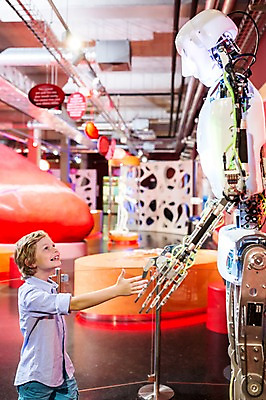 포토 JPG 서양인 외국인 어린이교육 교육 남자 초등학생 어린이 과학 악수 실내 한명 미소 사람 상반신 옆모습 10대 놀람 올려보기 체험학습 체험 로봇 즐거움 호기심 박물관 체코 놀이체험 로봇팔 소년한명만 4차산업 국내포토 1 학생 감정 유럽 산업 뷰포인트 컨셉 모션 청소년 표정 인종 손짓 내부 남자한명만 소년만 파일형식